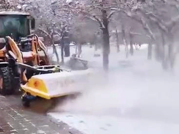 裝載機安裝清雪滾刷掃雪視頻